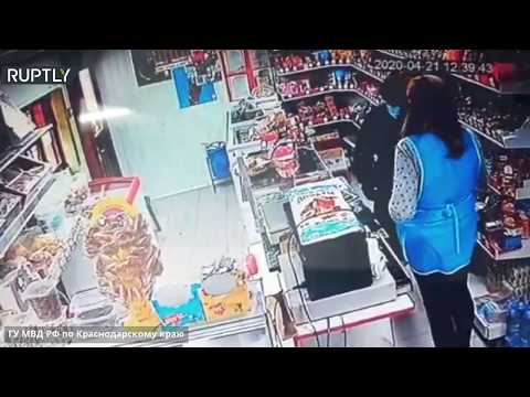 شاهد كاميرات تسجل محاولة سطو داخل محل تجاري وبائعة تطرد لصا