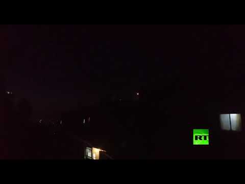 شاهد الدفاعات السورية تتصدى لقصف إسرائيلي في محيط دمشق