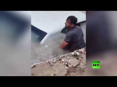 شاهد انتشال سيارة غرقت في مياه الأمطار جنوب غرب إيران