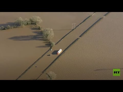 شاهدإجلاء الآلاف من منازلهم جراء فيضانات تضرب بريطانيا