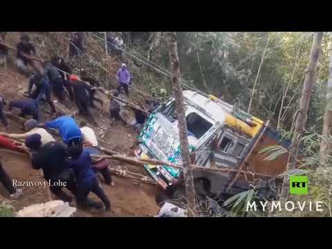 شاهدمئات القرويون في بلدة كوتسابو شمال الهند يسحبون شاحنة بالحبال والأيدي